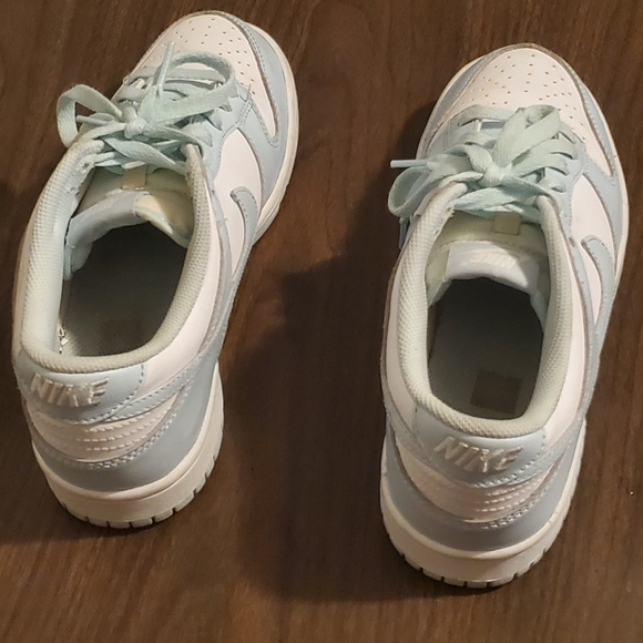 "Like New" Nike White and Glacier Blue low top Dunk low GS size 6Y and 8 womens - Picture 3 of 10